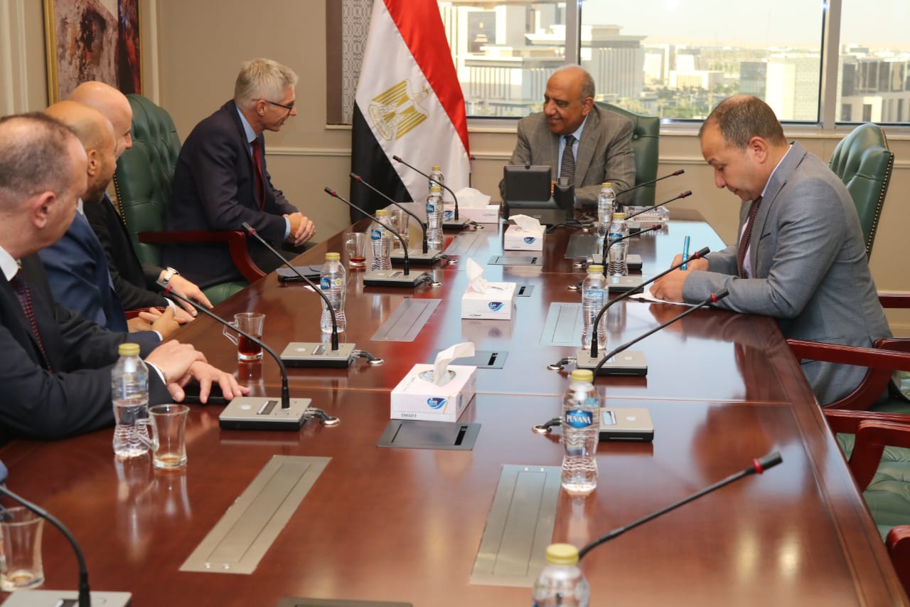 وزير الكهرباء يبحث مع شركة 